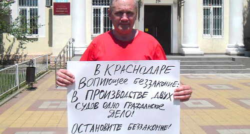 Пикет Сергея Рябчикова возле здания Октябрьского районного суда.  
Фото предоставлено Сергеем Рябчиковым