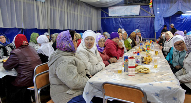 Верующие во время разговения. Фото http://magas.ru/