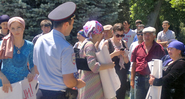 Участники акции в Махачкале. 27 июня 2016 г. Фото Мурада Мурадова для "Кавказского узла"