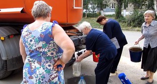 Жители Красного Сулина в очереди за водой. Скриншот видеозаписи с обращениями местных жителей в адрес властей, Youtube.com