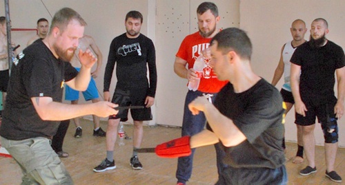 Дмитрий Демушкин (слева) проводит тренировочный бой. Фото Елены Гребенюк для "Кавказского узла"