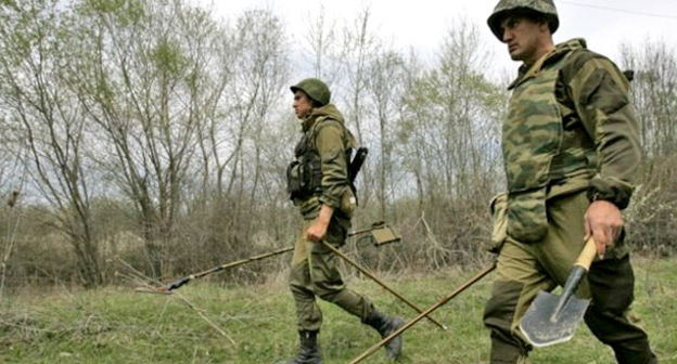 Саперы во время разминирования. Фото https://www.yuga.ru/news/387580/