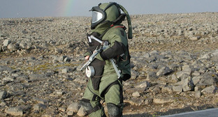 Сапёр ЮВО. Фото: http://www.arms-expo.ru/materials/vooruzhenie_i_voennaya_tekhnika/sapyery_yuvo_v_chechne_razminirovali_rayon_mestnosti_pod_stroitelstvo_tets/ Сапёр ЮВО. Фото: http://www.arms-expo.ru/materials/vooruzhenie_i_voennaya_tekhnika/sapyery_yuvo_v_chechne_razminirovali_rayon_mestnosti_pod_stroitelstvo_tets/