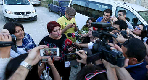 Хадиджа Исмайлова (в центре) дает интервью журналистам. Баку, 25 мая 2016 г. Фото Азиза Каримова для "Кавказского узла"