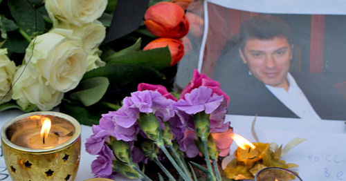Цветы и свечи возле портрета Бориса Немцова. Фото: U:Dhārmikatva https://ru.wikipedia.org/