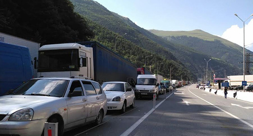 Участок Военно-Грузинской дороги. Скопление автомобилей возле МАПП. Фото Алана Доева для "Кавказского узла" 