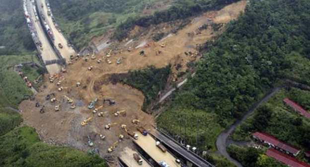 В Амали-Девдоракском ущелье селевой поток перекрыл все коммуникации, в том числе единственную автотрассу, связывающую Грузию и Армению с Россией

Фото: http://www.vestikavkaza.ru/analytics/Rossiysko-gruzinskaya-chrezvychaynaya-doroga.html