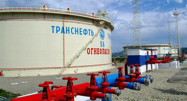 Нефтеналивные баки компании "Транснефть" Фото с сайта neftegaz.ru