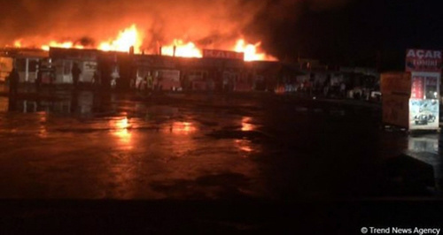 Пожар на "Автомобильном рынке" в Баку. Фото: http://www.trend.az/azerbaijan/incident/2552543.html