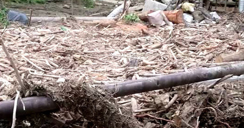 Последствия схода селя в ауле Тхагапш. Сочи, июнь 2016 г. Кадр из видео пользователя Руся Напсо https://www.youtube.com/watch?v=z1OZEVo6N6c