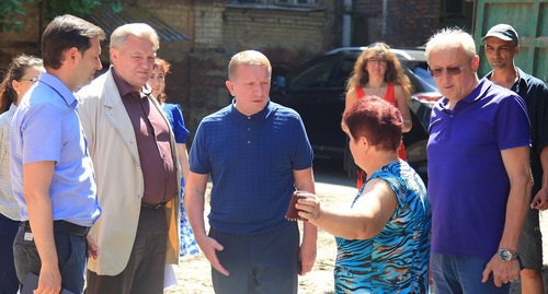 Сергей Горбань на встрече с жителями города, пострадавшими в результате потопа. Фото: http://rostov-gorod.info/press_center/news/139/44535/