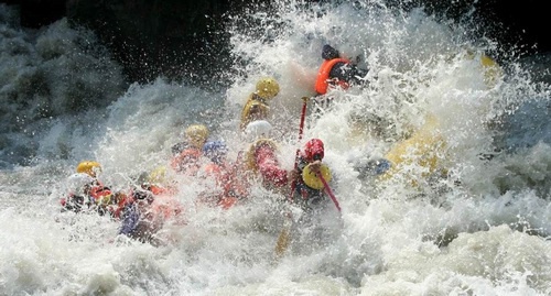 Экстремальный момент при сплаве по горной реке. Фото: http://kbr.sledcom.ru/news/item/1051513/