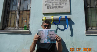 Игорь Стенин у дома Т. Шевченко где останавливался Т.Г. Шевченко . Фото Елены Гребенюк для "Кавказского узла" Игорь Стенин у дома Т. Шевченко где останавливался Т.Г. Шевченко . Фото Елены Гребенюк для "Кавказского узла"