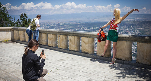 Туристы на горе Мтацминда в Тбилиси. Фото: © Sputnik/ Levan Avlabreli http://sputnik-georgia.ru/tourism/20160704/232437160.html