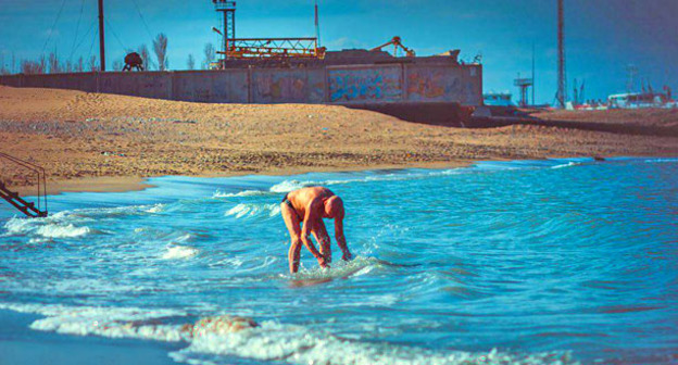 Пляж Махачкалы. Фото: Айдин Исаев http://odnoselchane.ru/