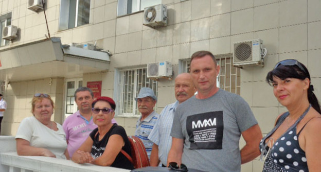 Казак Фетисов (в центре) со свидетелями. Фото Светланы Кравченко для "Кавказского узла"