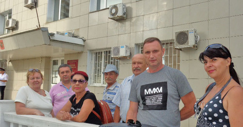 Казак Фетисов (в центре) со свидетелями. Фото Светланы Кравченко для "Кавказского узла"