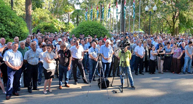 Митинг сторонников президента Абхазии Рауля Хаджимбы. Сухум, 6 июля 2016 г. Фото http://sputnik-abkhazia.ru/Abkhazia/20160706/1018992113.html