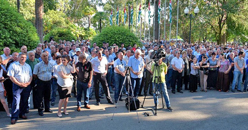 Митинг сторонников президента Абхазии Рауля Хаджимбы. Сухум, 6 июля 2016 г. Фото http://sputnik-abkhazia.ru/Abkhazia/20160706/1018992113.html