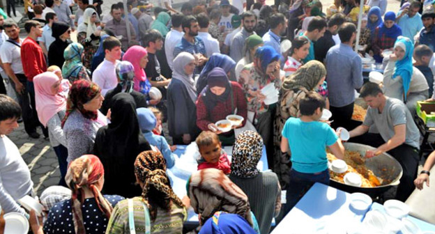 Торжественные мероприятия по случаю окончания поста месяца Рамадан. Нальчик, 5 июля 2016 г. Фото http://www.kbrdum.ru/