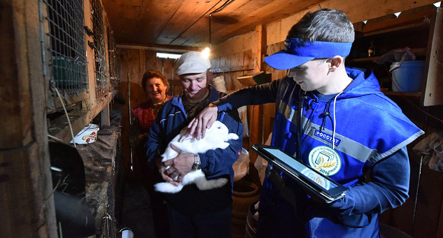 Переписчик на сельском подворье. Фото: Алексей Кунилов, http://www.oblgazeta.ru/economics/29199/
