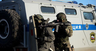 Силовик во время хода КТО. Фото: http://www.riadagestan.ru/news/kriminal/vooruzhennyy_boevik_ubit_v_dagestane/ Силовик во время хода КТО. Фото: http://www.riadagestan.ru/news/kriminal/vooruzhennyy_boevik_ubit_v_dagestane/