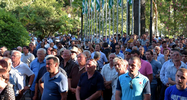 Митинг оппозиции в Сухуме. 5 июля 2016 г. Фото: Sputnik/Томас Тхайцук