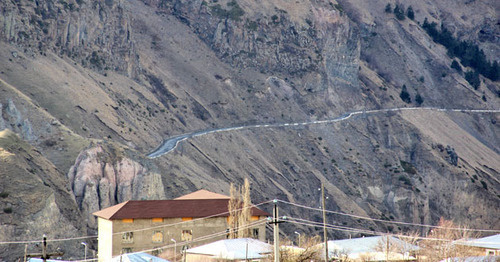 Вид на Военно-грузинскую дорогу. Поселок Казбеги. Фото Ахмеда Альдебирова для "Кавказского узла"