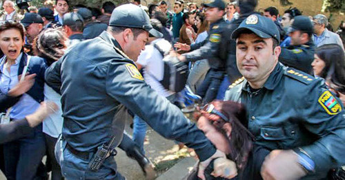 Сотрудники полиции задерживают активиста. Баку, 6 мая 2014 г. Фото Азиза Каримова для "Кавказского узла"