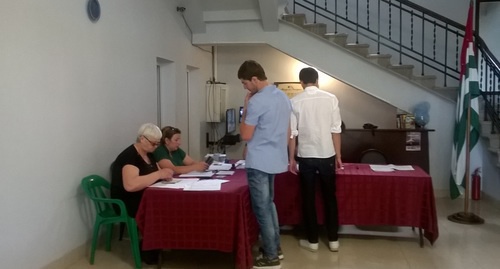 На избирательный участок № 3 в городе Гагра за полчаса пришли только два человека, решивших проголосовать на референдуме. 10 июля 2016 года, Гагра. Фото Анны Грицевич для "Кавказского узла".