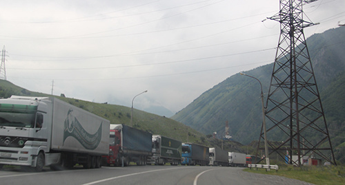 Грузовики на российско-грузинской границе. Фото Алана Цхурбаева для "Кавказского узла"