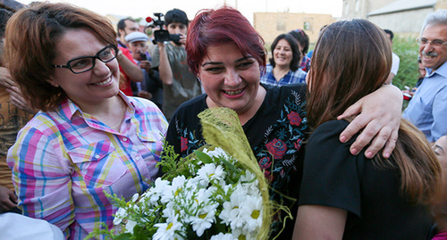 Хадиджа Исмайлова (в центре) после освобождения. 25 мая 2016 г. Фото Азиза Каримова для "Кавказского узла"