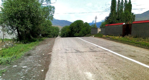 Дорога в село Мискинджа Докузпаринского района Дагестана. Фото: Балабеков Мурад http://odnoselchane.ru/