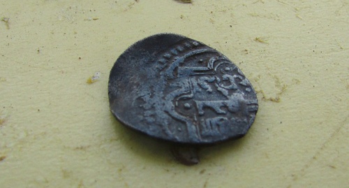 Золотоордынская монета, найденная при раскопках. Фото Вячеслава Ященко для "Кавказского узла"
