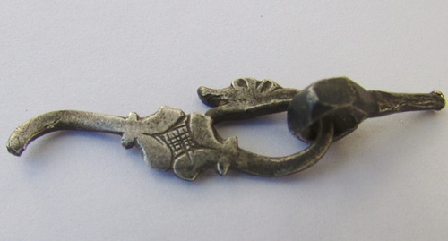Серебряная сережка в форме дракона, найдена в ходе раскопок 6 июля 2016 года. Фото Вячеслава Ященко для "Кавказского узла"