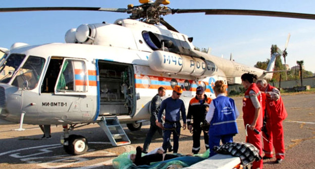 Десять человек, пострадавших в ДТП в Тарумовском районе Дагестана, с помощью вертолета доставлены в больницы Махачкалы. 13 июля 2016 г. Фото http://www.riadagestan.ru/