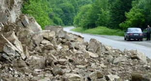 Камнепад на дороге Чамбарак-Дилижан. Фото http://newsarmenia.am/news/incidents/odna-iz-trass-na-severe-armenii-iz-za-kamnepada/ Камнепад на дороге Чамбарак-Дилижан. Фото http://newsarmenia.am/news/incidents/odna-iz-trass-na-severe-armenii-iz-za-kamnepada/