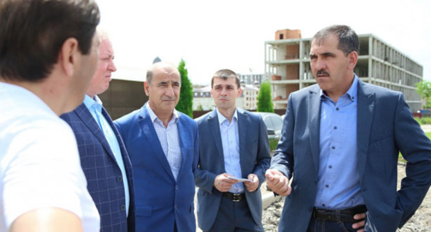 Юнус-Бек Евкуров (справа) на месте незаконного строительства частных домов в Магасе. Июнь 2016 г. Фото: Пресс-служба Главы и Правительства РИ http://www.ingushetia.ru/