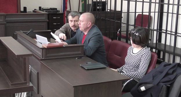 Валерий Бриних со своими адвокатами в зале суда. Фото http://01portal.com/?p=1118