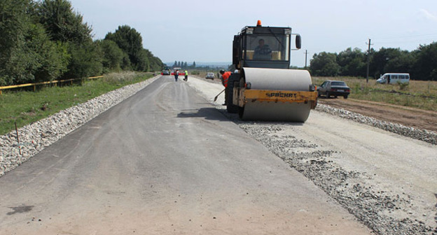 Дорожные работы на участке дороги Чикола - Мацута. Северная Осетия. Фото http://www.dorstroiservis.ru/wp-content/uploads/2014/08/IMG_8797.jpg