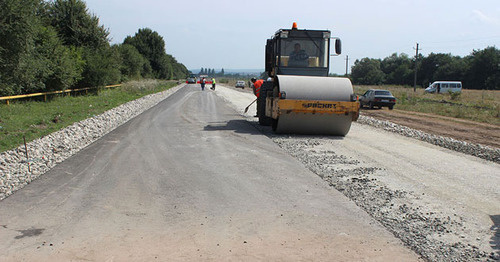 Дорожные работы на участке дороги Чикола - Мацута. Северная Осетия. Фото http://www.dorstroiservis.ru/wp-content/uploads/2014/08/IMG_8797.jpg