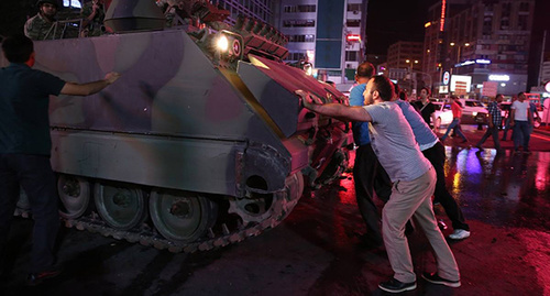 Противостояние на улицах Турции, 15.07.2016. Фото из Twitter Al Jazeera Türk, twitter.com/AJTurk/status/754081777514414080/photo/1