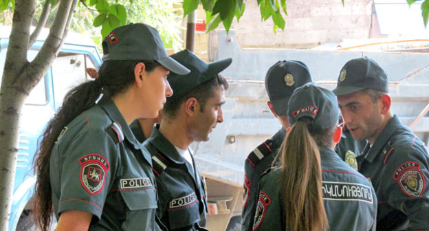 Сотрудники полиции в Ереване. 17 июля 2016 г. Фото Тиграна Петросяна для "Кавказского узла"