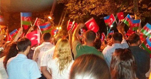 Акция в поддержку Турции прошла в Азербайджане. 17 июля 2016 г. Фото http://haqqin.az/news/75508