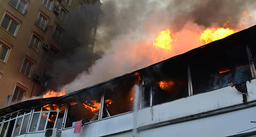 Пожар на крыше жилого дома в Сочи. Фото Светланы Кравченко для "Кавказского узла"