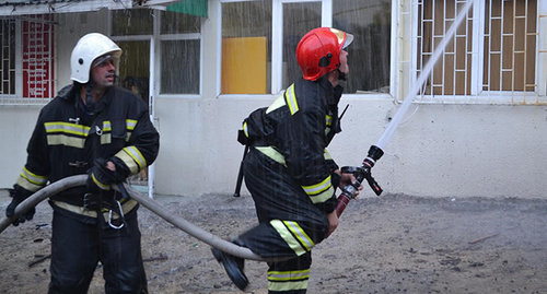 Пожарнык при тушении дома на улице Цюрупы в Сочи Светланы Кравченко для "Кавказского узла"