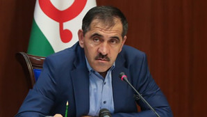Юнус-Бек Евкуров. Фото: http://www.ingushetia.ru/news/v_magase_segodnya_obsudili_osnovnye_napravleniya_kontseptsii_molodyezhnoy_politiki_respubliki_do_202/ 