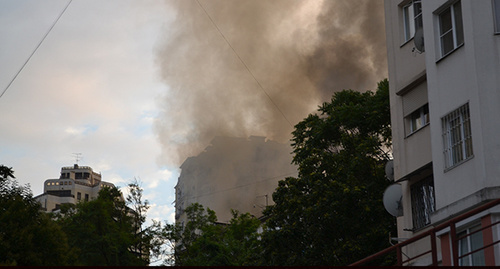 Пожар в многоквартирном доме на улице Цюрупы, 4 в Сочи. Фото Светланы Кравченко для "Кавказского узла"