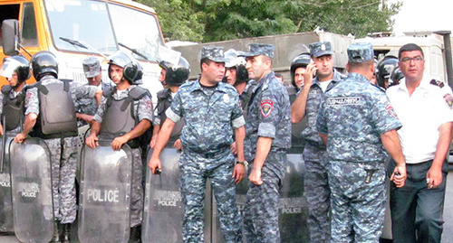Полиция в районе захвата полка ППС. Ереван, 19 июля 2016 г. Фото Тиграна Петросяна для "Кавказского узла"