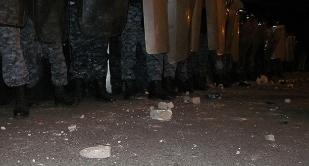 Камни у ног полицейских в Ереване 20.07.2016. Фото Тиграна Петросяна для "Кавказского узла"